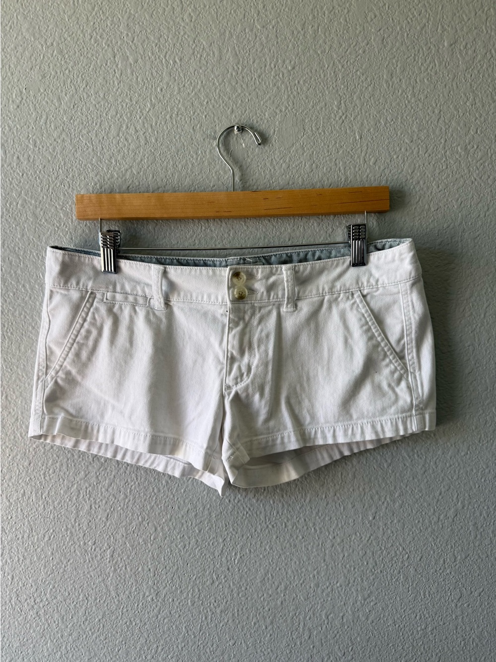 American Eagle Outfitters White Low-Rise Twill Shorts size 6